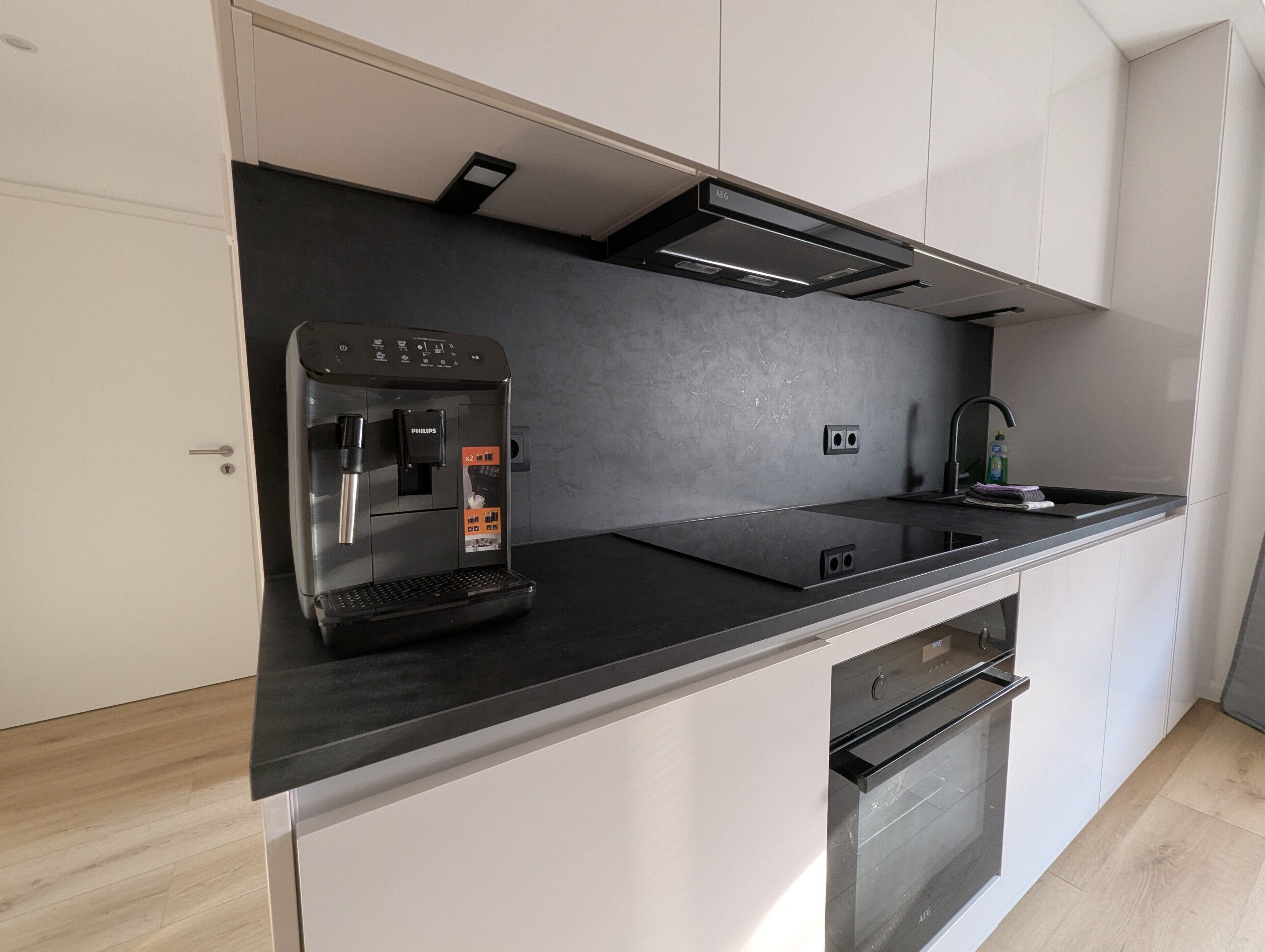 Wasserkocher mit Kaffee-/Teezubehör, Kühlschrank, Ofen, Herdplatte