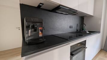 Wasserkocher mit Kaffee-/Teezubehör, Kühlschrank, Ofen, Herdplatte