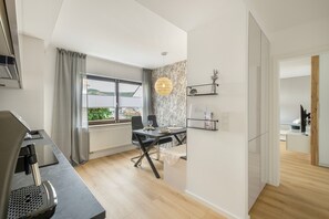 Eine moderne Küche mit Essbereich, integriertem Herd und Blick ins Freie.