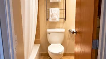 Kostenlose Toilettenartikel, Haartrockner, Handtücher, Toilettenpapier