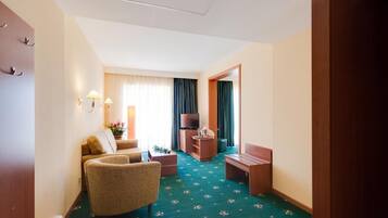 Suite, Balcony | Living area