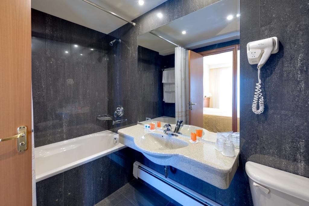 Badewanne, kostenlose Toilettenartikel, Haartrockner, Handtücher
