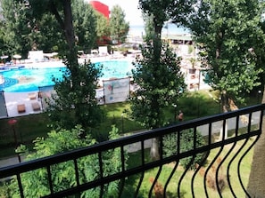 Una piscina al aire libre de temporada