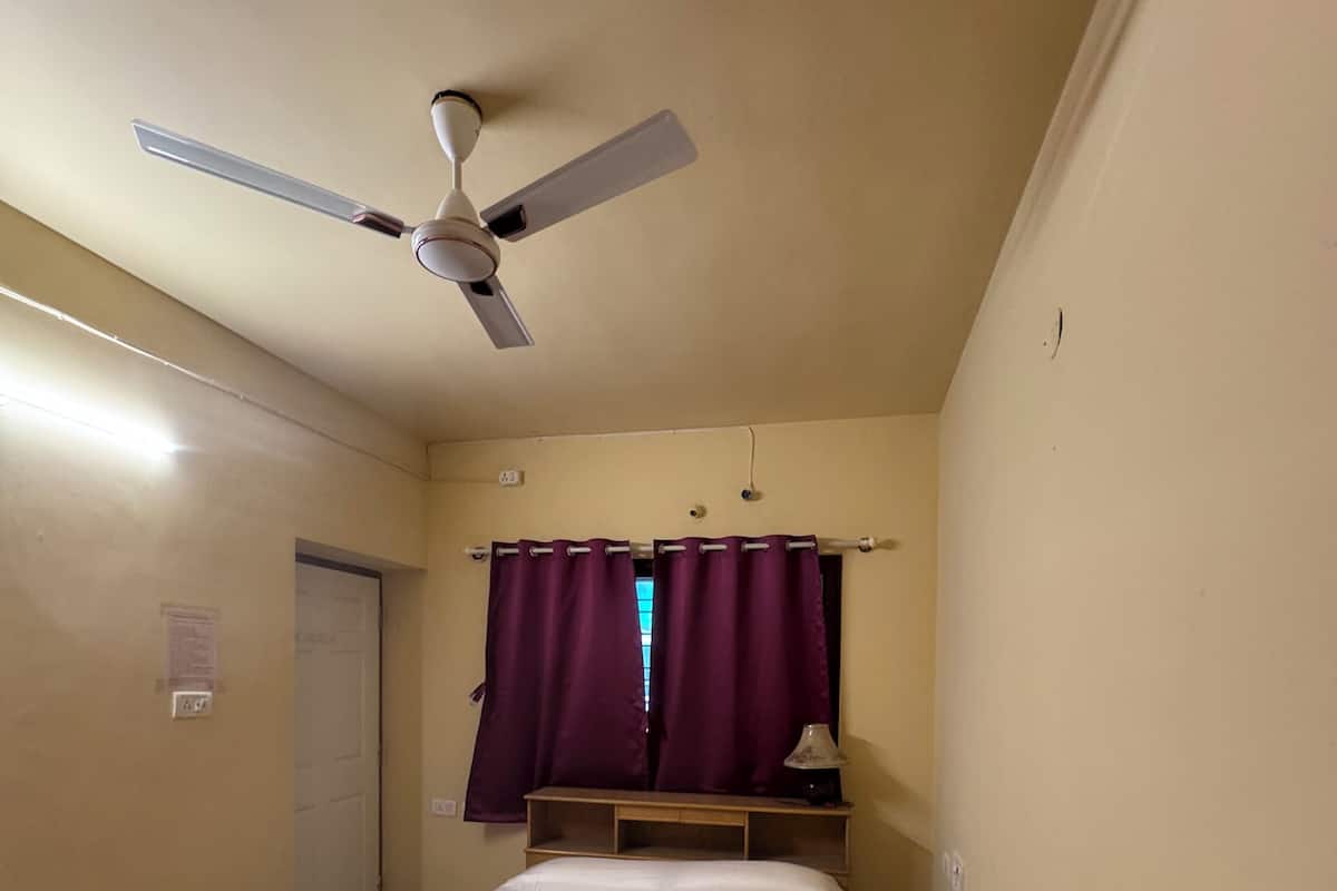 Habitación individual superior | Ropa de cama de alta calidad y camas con efecto memoria