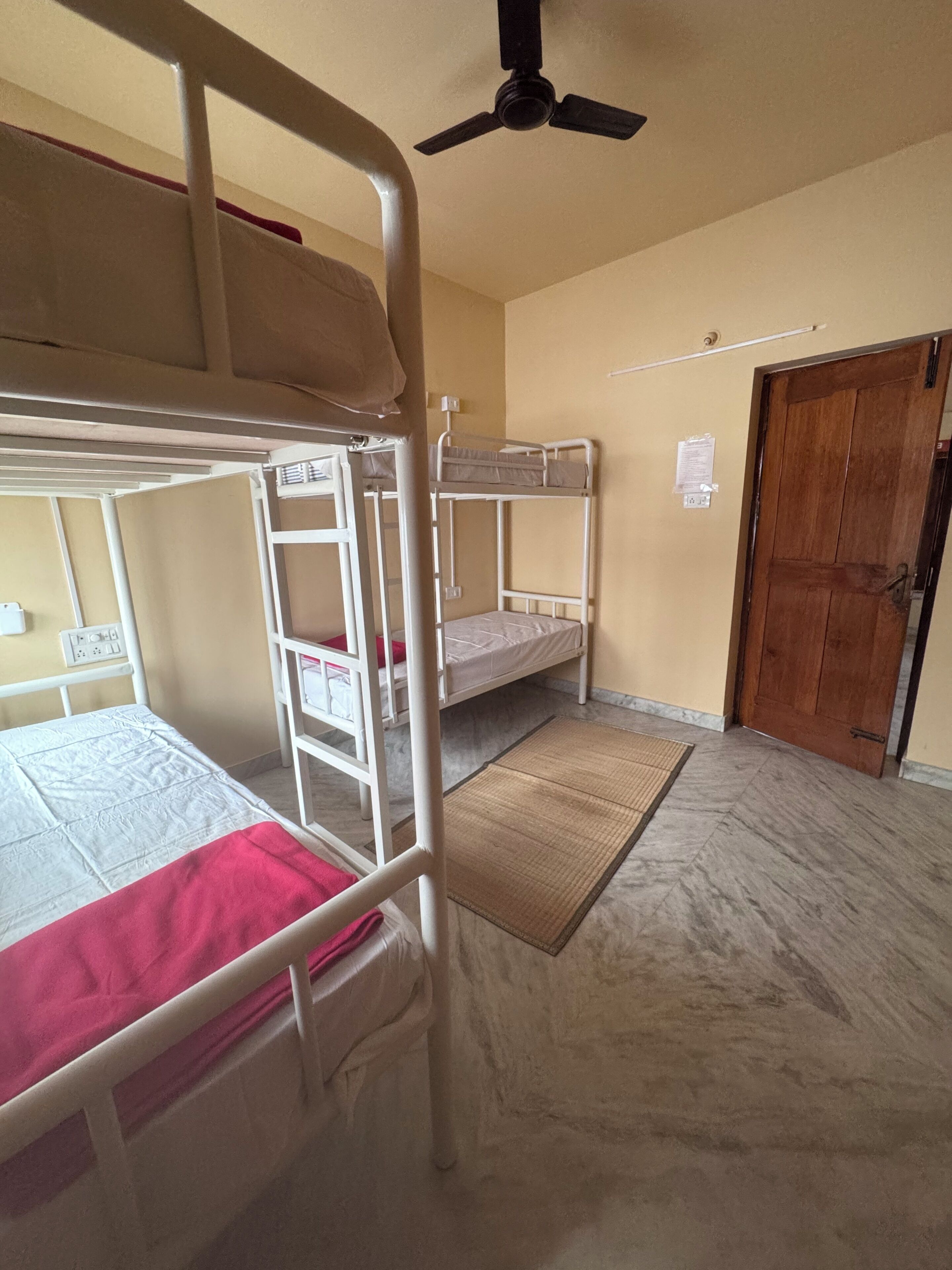 Ylelliset vuodevaatteet, memory foam -patjalliset sängyt