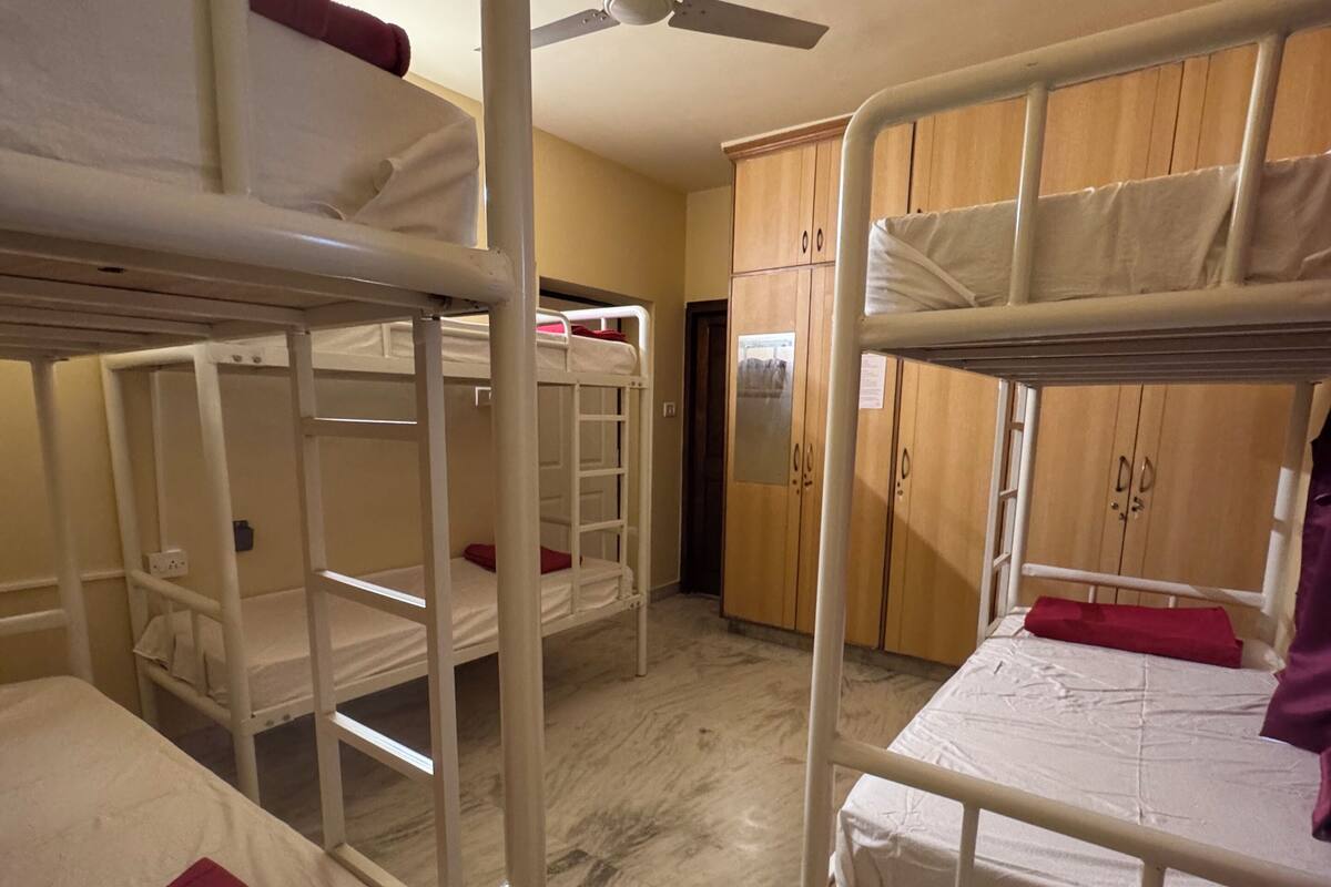 Dormitorio compartido estándar, solo para mujeres | Ropa de cama de alta calidad y camas con efecto memoria