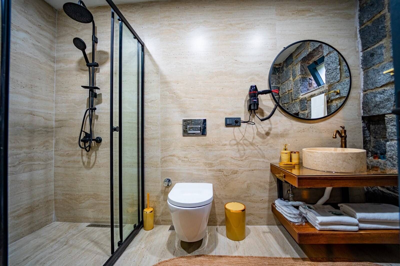 Villa Deluxe | Bagno | Doccia, pantofole, asciugamani, sapone