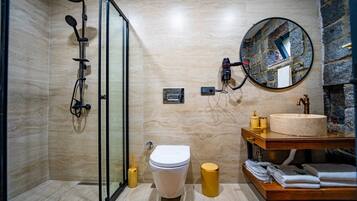 Villa Deluxe | Bagno | Doccia, pantofole, asciugamani, sapone