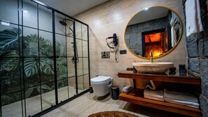 Villa Deluxe, vistas al río | Baño | Ducha, zapatillas, toallas y jabón