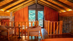 A cozy cabin with a wooden interior, a stone fireplace, and a balcony with curtains. - Dolana Wadi Taş Evleri (Ardeşen)