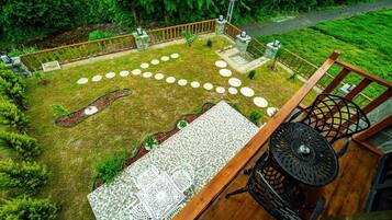 Villa Deluxe, vista giardino | Ristorazione all'aperto