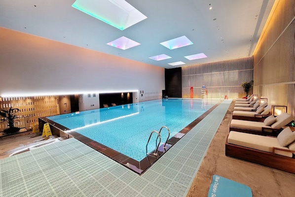 Indoor pool - Xian Fengdong Grand SkyLight Hotel (Xi'an)