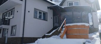 House Sofisa Fundata: Cozy 5-Bedroom Mountain with Panoramic Views