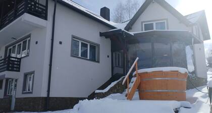 House Sofisa Fundata: Cozy 5-Bedroom Mountain with Panoramic Views