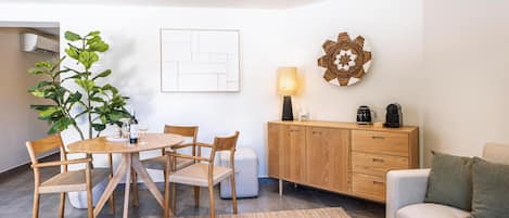 Un salon moderne comprenant un coin repas, un canapé, une table basse et un meuble.