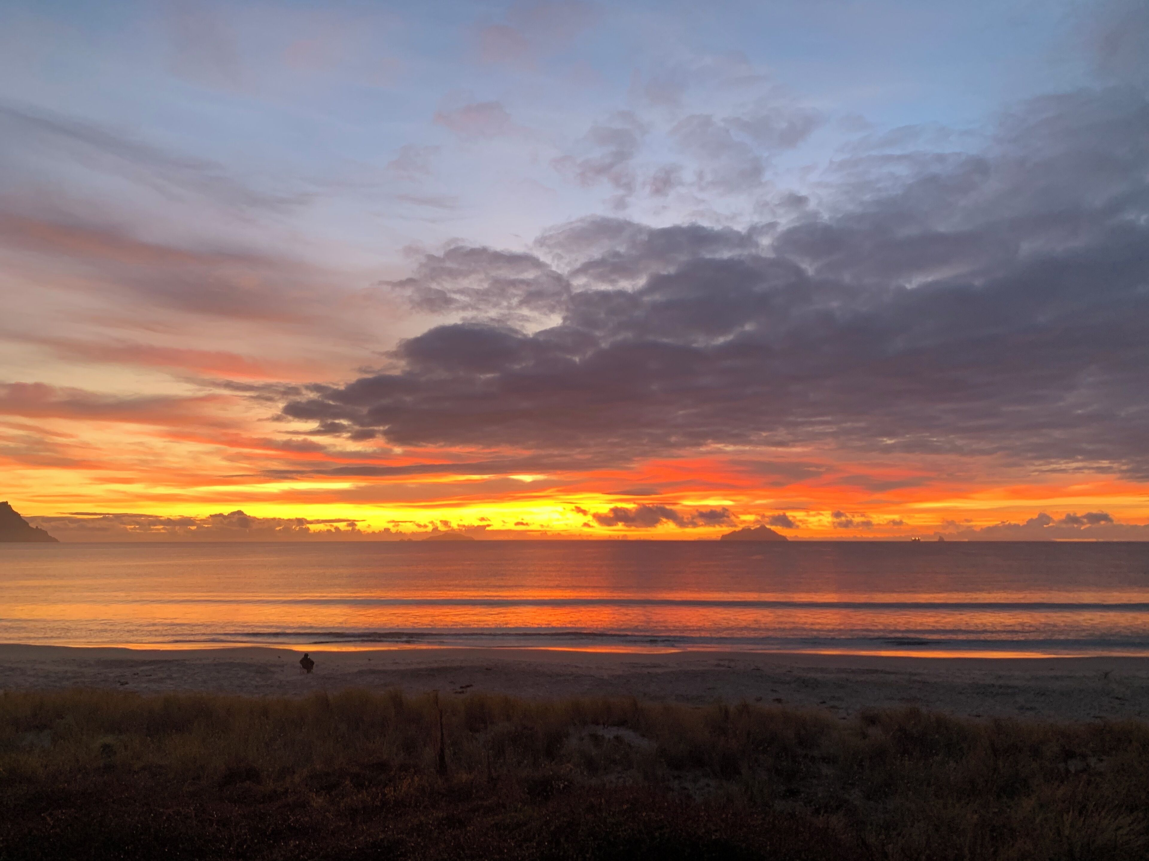 På stranden og hvit sand