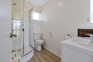 Apartament, balcó, vistes al mar | Bany | Articles de tocador gratuïts, assecador de cabells, tovalloles i sabó 