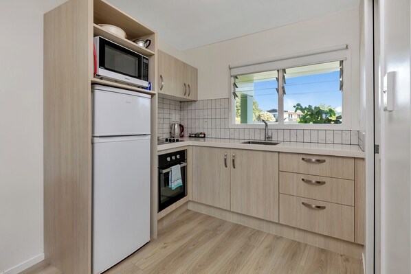 Appartement, balcon, vue sur la mer | Cuisine privée | Réfrigérateur grande capacité avec congélateur, four à micro-ondes
