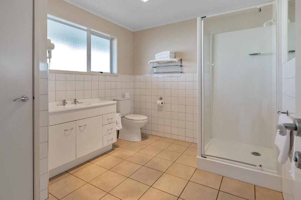 Douche, articles de toilette gratuits, sèche-cheveux