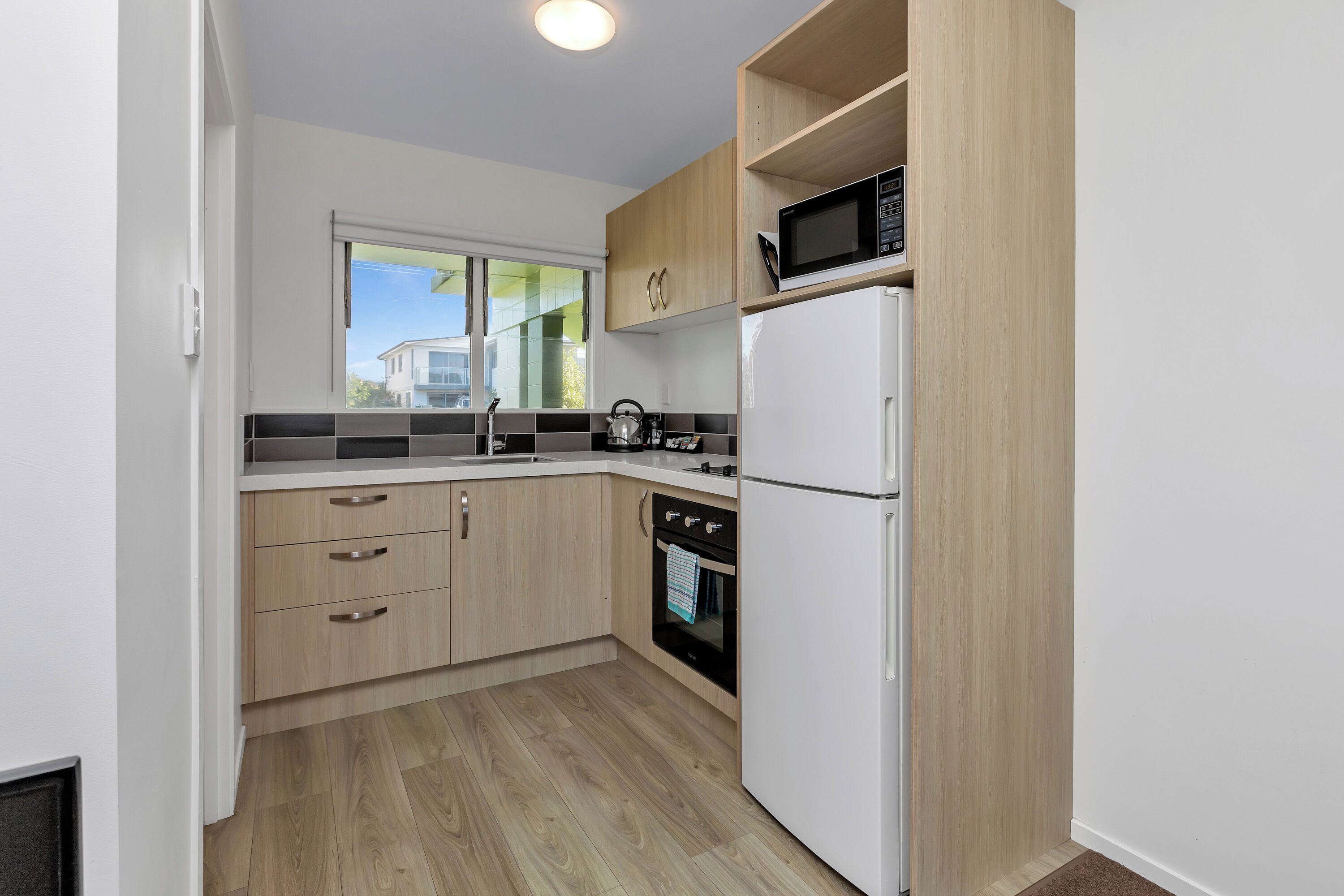 Appartement Deluxe, 1 grand lit | Cuisine privée | Grand réfrigérateur, micro-ondes, four, plaque de cuisson