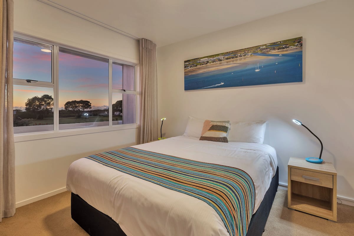 Apartamento, sacada, vista para o mar | Cortinas blackout, ferros/tábuas de passar roupa, Wi-Fi de cortesia