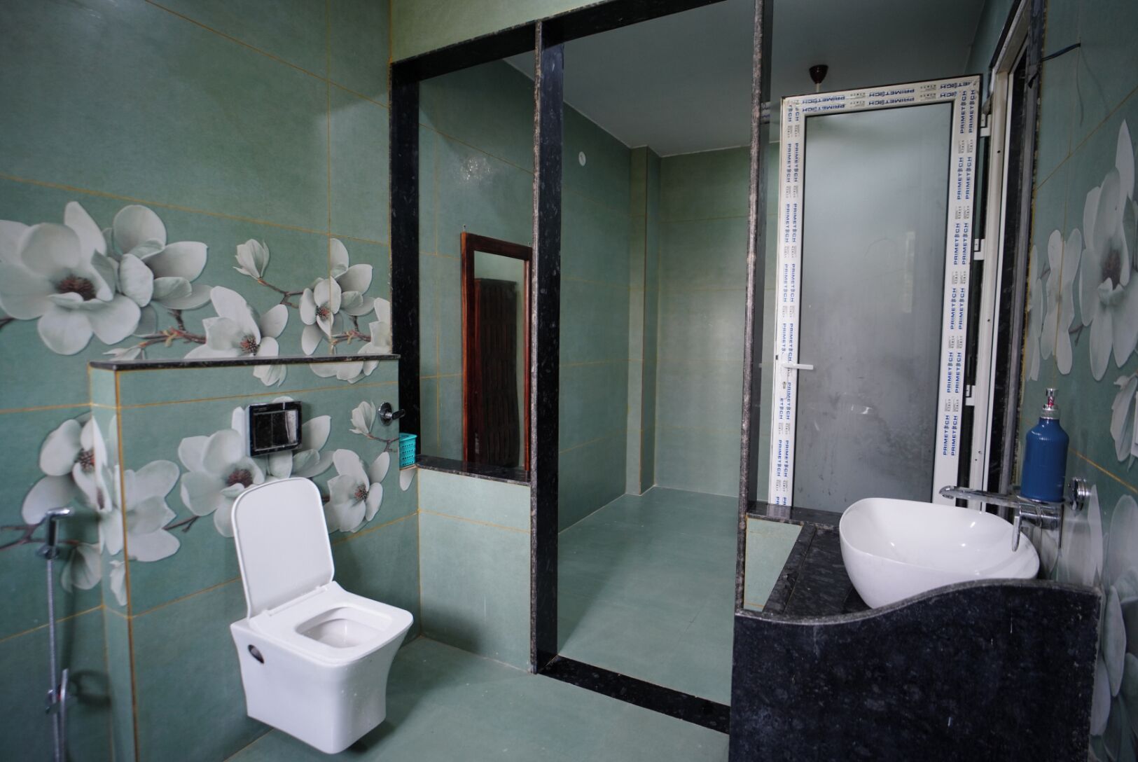 Une salle de bain avec des toilettes, un lavabo et un miroir.
