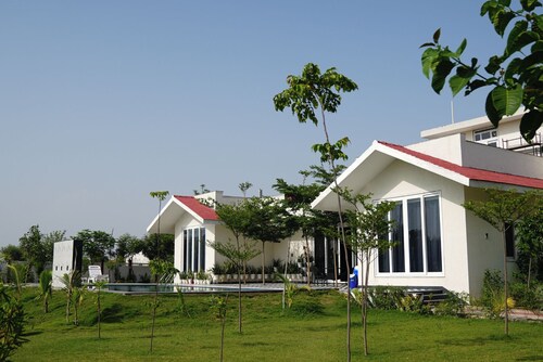 Beautiful 3-bedroom farmhouse with AC in peaceful Lalpura,jaipur