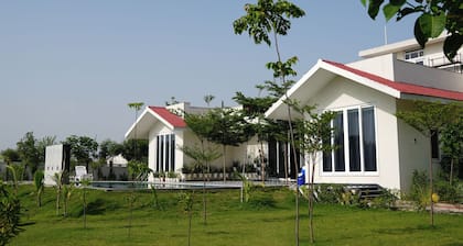 Beautiful 3-bedroom farmhouse with AC in peaceful Lalpura,jaipur