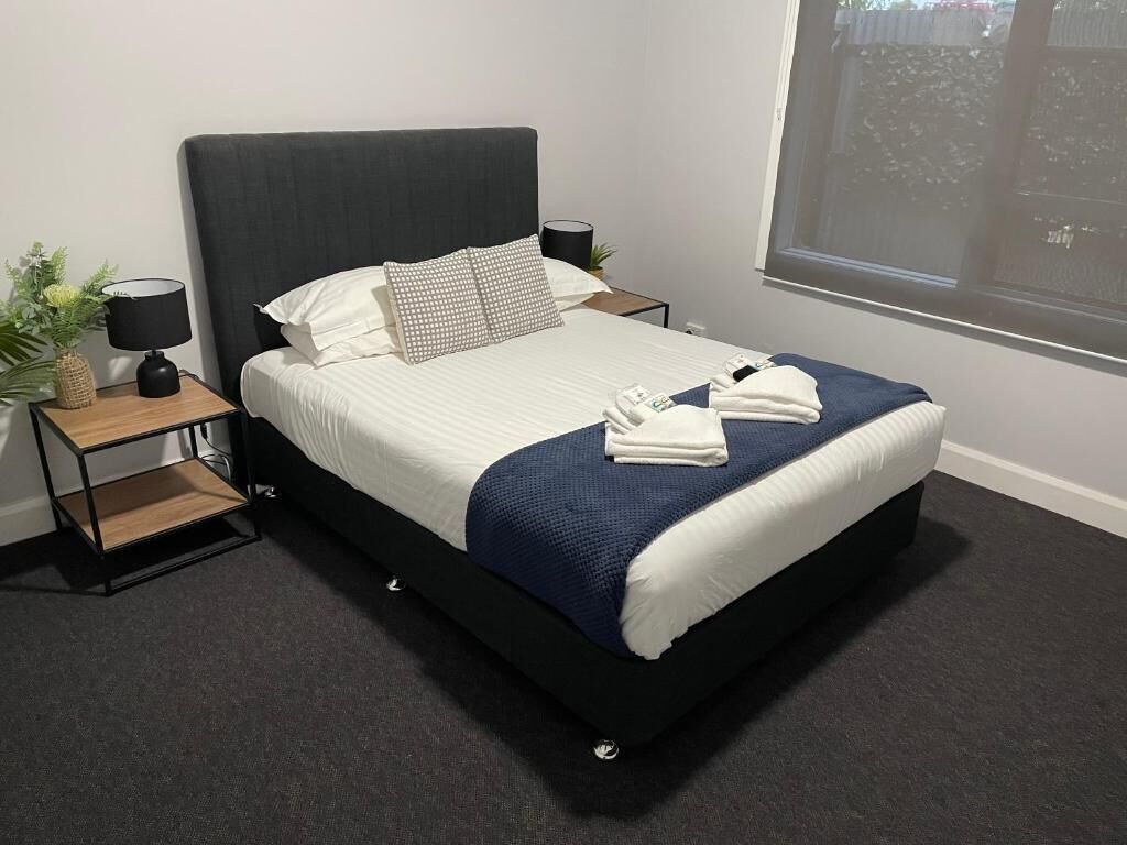 Escritorio, wifi gratis y ropa de cama 