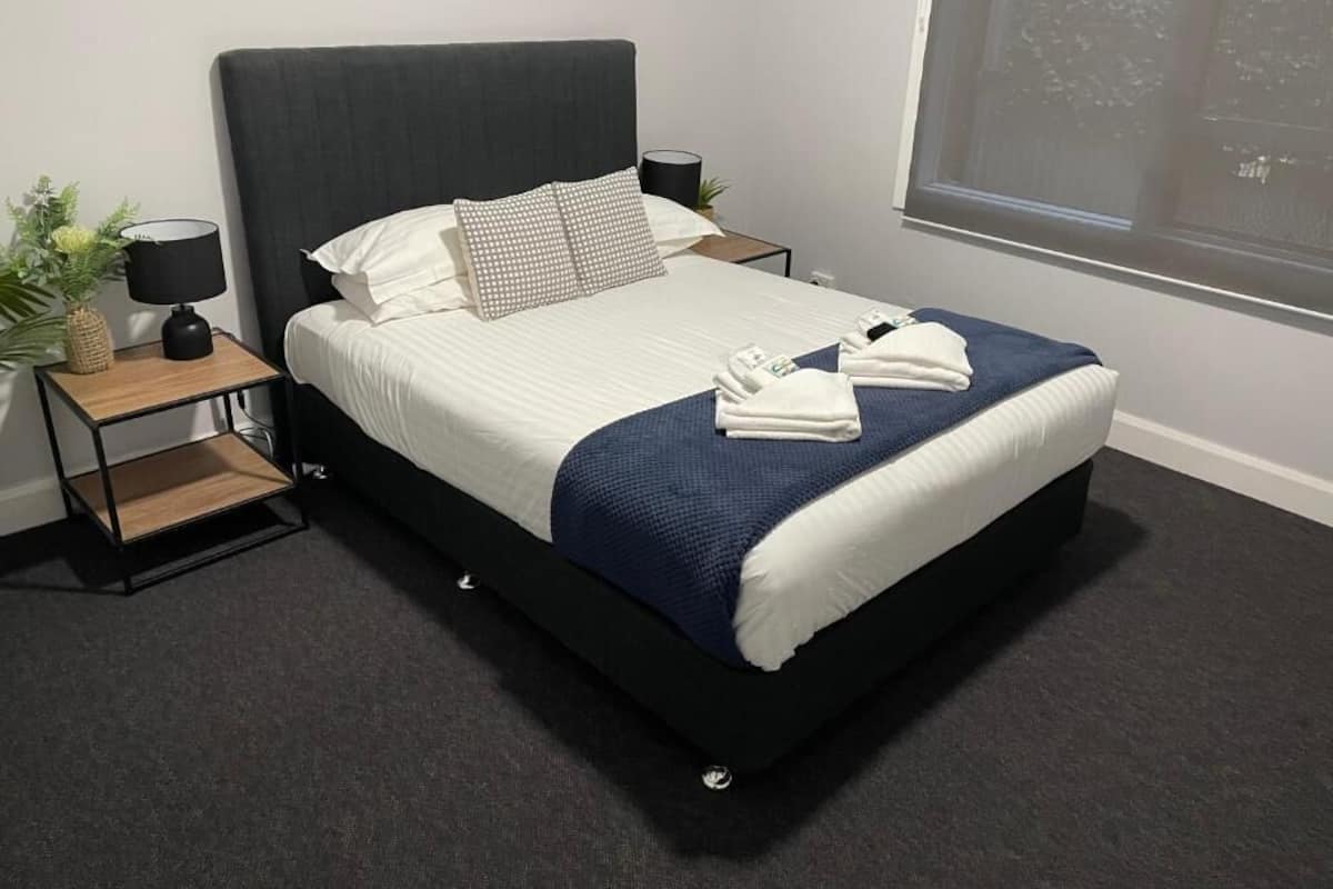 Escritorio, wifi gratis y ropa de cama