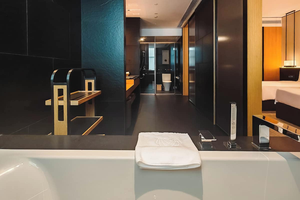 Chambre Affaires double, vue sur la ville | Minibar, coffre-fort, rideaux d’obscurcissement, accès au Wi-Fi (inclus)