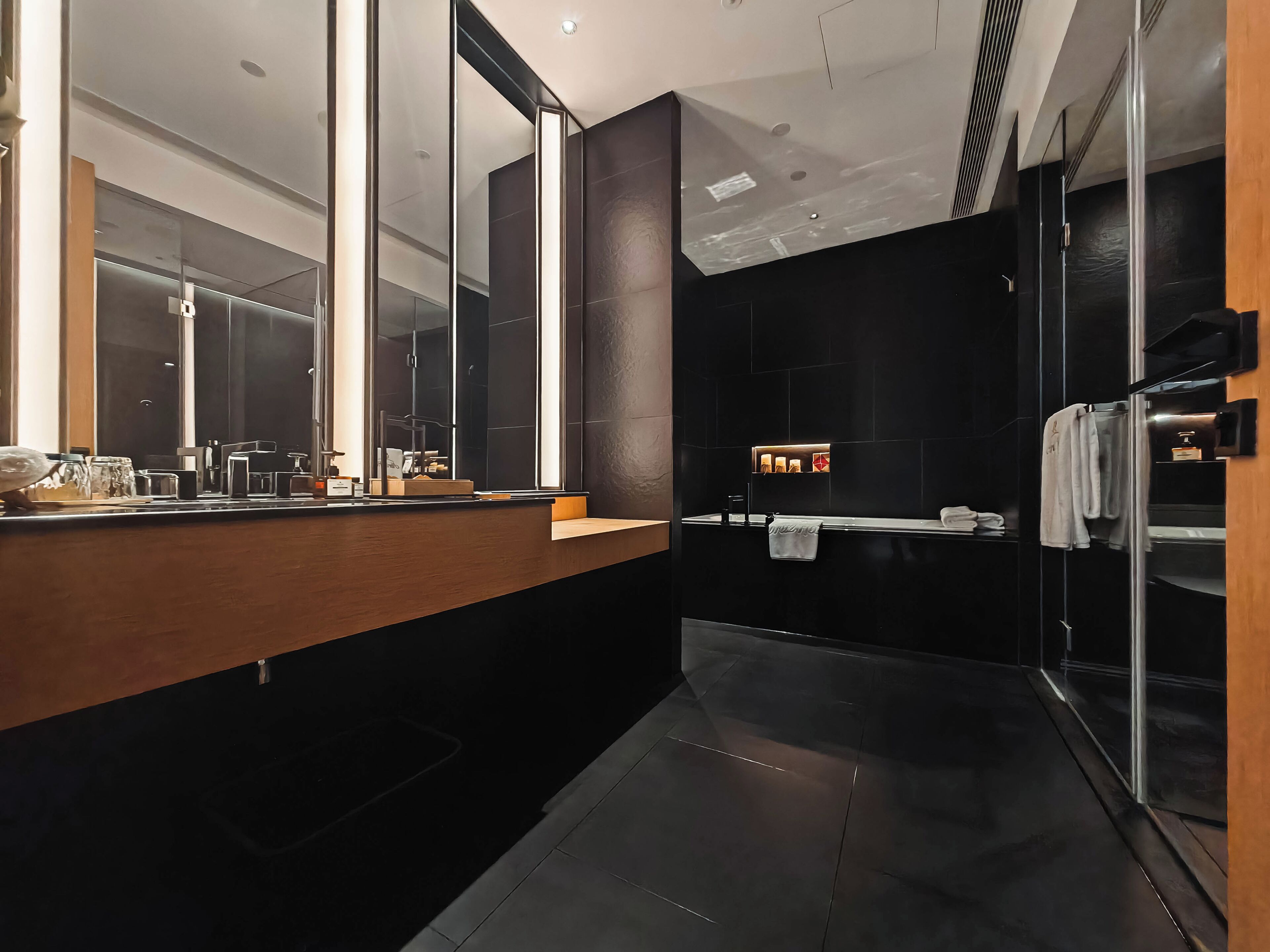 Business Single Room, City View | Bathroom | Free toiletries, hair dryer, towels, shampoo