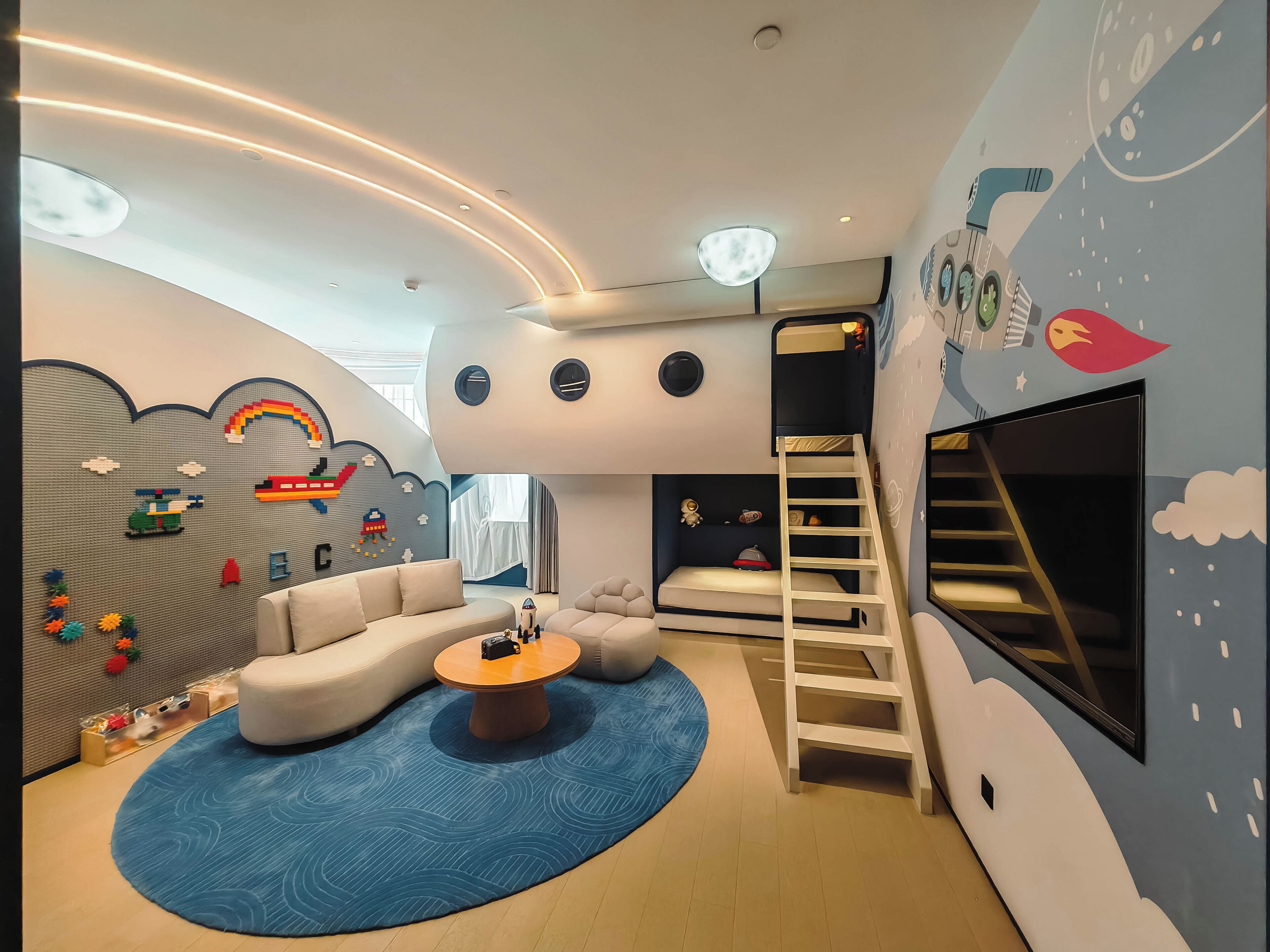 Signature Suite | Minibar, in-room safe, blackout drapes, WiFi (free)