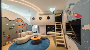 Signature Suite | Minibar, in-room safe, blackout drapes, WiFi (free)
