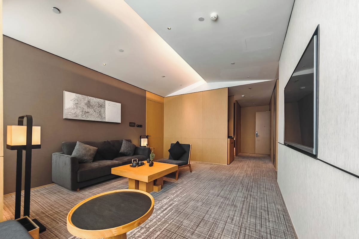 Suite Affaires, vue sur la ville | Minibar, coffre-fort, rideaux d’obscurcissement, accès au Wi-Fi (inclus)