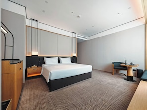 Quarto solteiro empresarial, vista para a cidade | Cofres nos quartos, cortinas blackout, Wi-Fi de cortesia