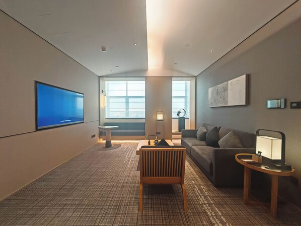 Business Suite, City View