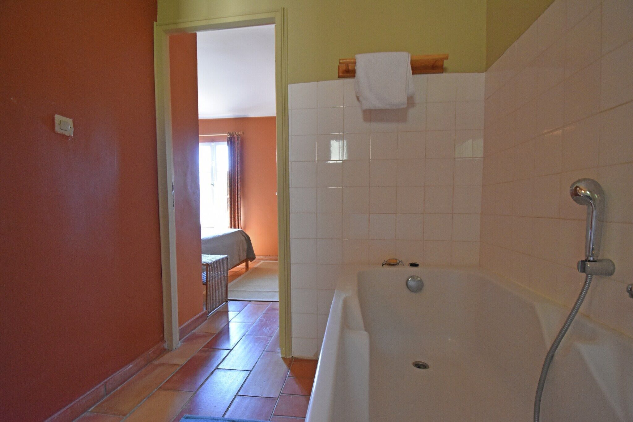 Une salle de bain avec une baignoire, une douche et des toilettes.