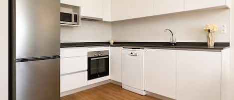Coffee/tea maker, fridge, microwave, oven