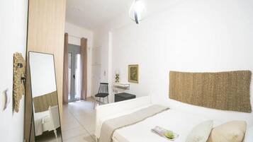 Apartment, Terrasse, Stadtblick | Schallisolierte Zimmer, Bügeleisen/Bügelbrett, kostenloses WLAN