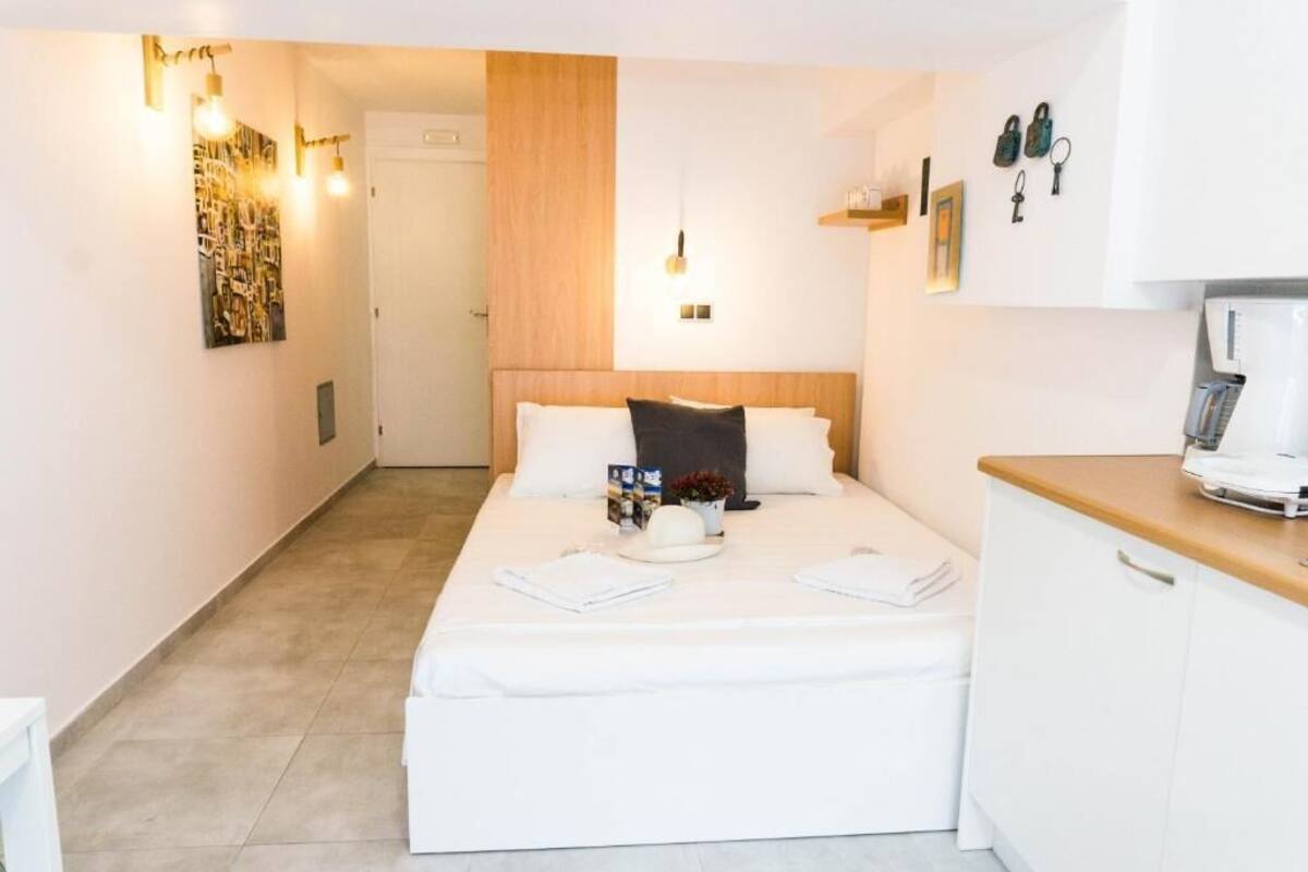 Urban White | Schallisolierte Zimmer, Bügeleisen/Bügelbrett, kostenloses WLAN