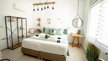 Un dormitorio moderno con cama, mesita de noche, lámpara colgante y ventana con persianas.