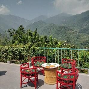 Outdoor dining - ROSASTAYS Jeolikote Bara Bungalow  (Jeolikote)