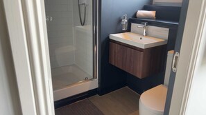 Bathroom - Spacious 5BR Townhouse with Free Parking (Glasgow)