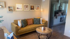 Living area - Spacious 5BR Townhouse with Free Parking (Glasgow)