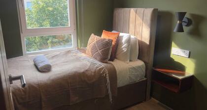Spacious 5BR Townhouse with Free Parking