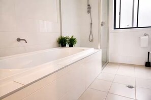 Shower, hair dryer, towels, soap - Spacious 6BR Home in Penrith |Close to Blue Mountains| Sleeps 10|Family Friendly (Penrith)