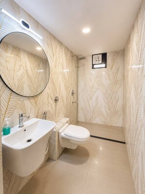 Chambre Double Deluxe, vue ville | Salle de bain | Chaussons