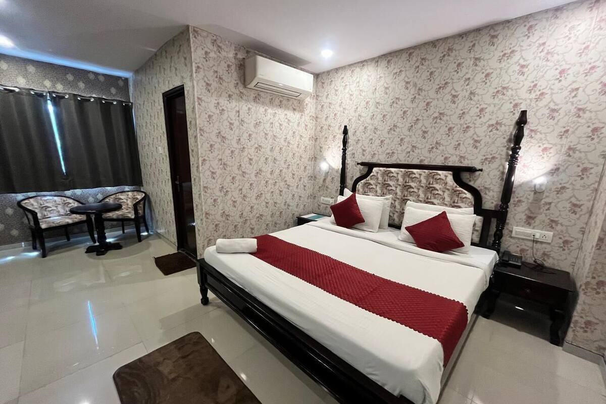 Habitación superior, vista a la ciudad | Tabla de planchar con plancha y wifi gratis