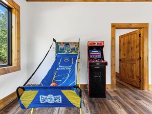 Ein Basketball-Arcade-Spiel, ein Basketballfeld und eine Holztür.